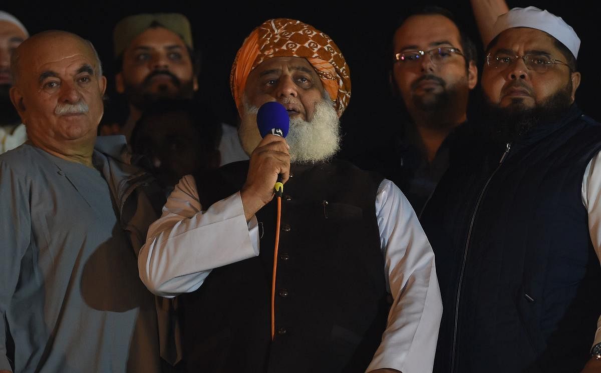 Islamic political party Jamiat Ulema-e-Islam (JUI) leader Maulana Fazlur Rehman (C) delivers a speech during an anti-government "Azadi (Freedom) March" in Islamabad on November 3, 2019. (AFP File Photo)