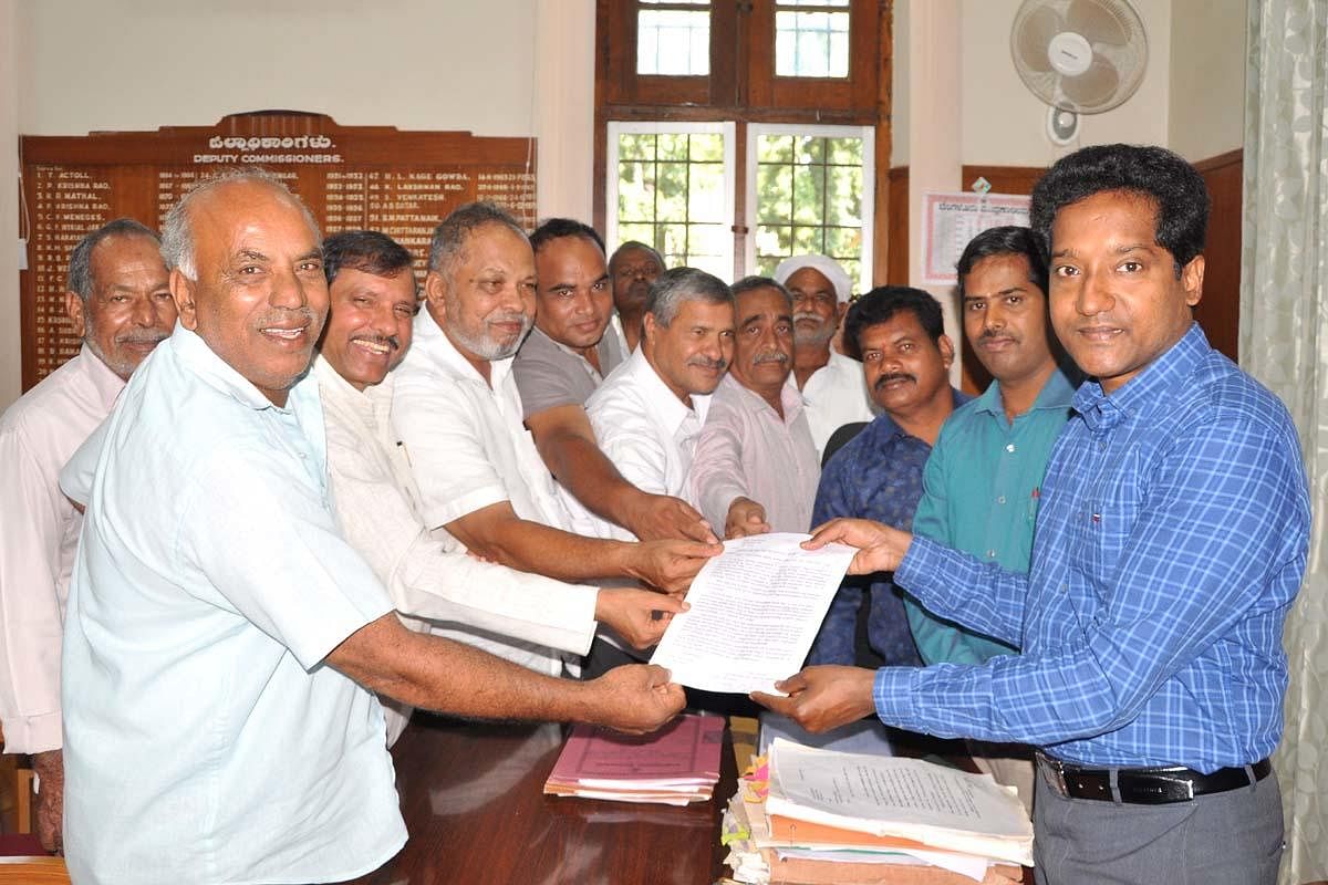 Members of Karnataka Janashakthi Sangha submit a memorandum to Deputy Commissioner Dr Bagadi Gautam in Chikkamagaluru.