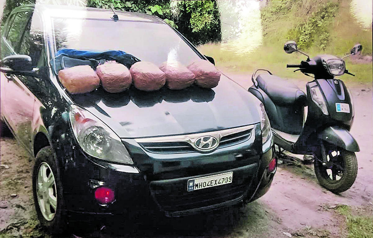 The police seized a car along with 10 kg drugs from inter-state drug peddlers at Thokkottu, on the outskirts of Mangaluru.