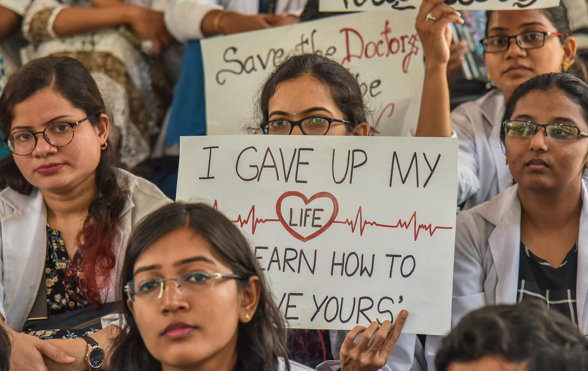 Medical Students of Bangalore Medical College and Research Institute under the banner of Resident Doctors Association staging protest on sixth day in Bengaluru on Thursday. (DH Photo/S K Dinesh)