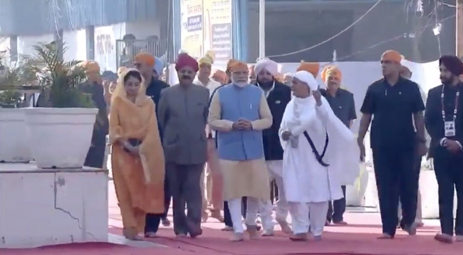 PM Modi pays obeisance at Ber Sahib Gurudwara in Sultanpur Lodhi, Punjab (Twitter/@BJP4India)