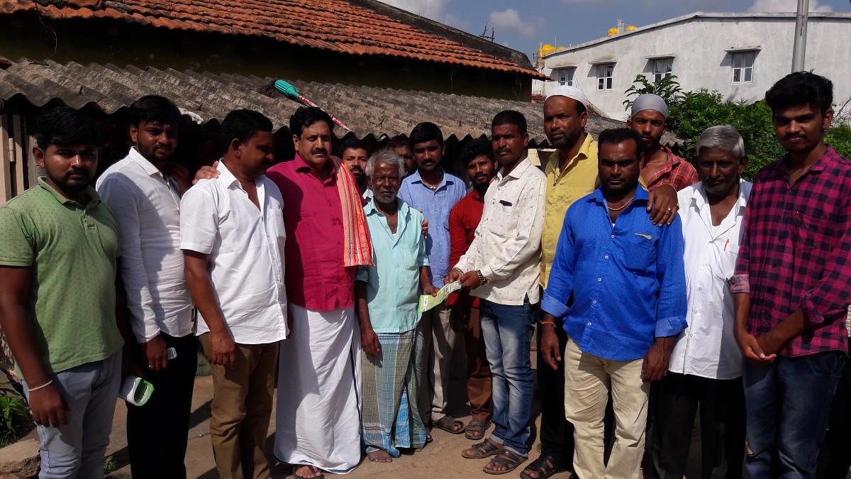 Former MLA Y S V Datta meets voters during campaign for JD(S) candidates at Halappa Layout in Birur. Dh Photo