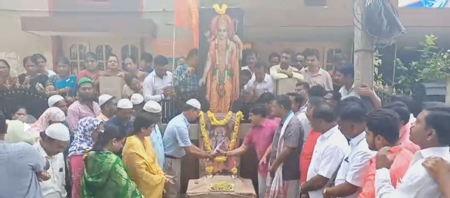 Hundreds of Muslims paid floral tributes to a portrait of Sri Rama in front of the Vidyaranapuram office of Krishnaraja MLA S A Ramdas, in Mysuru, welcoming the verdict. Photo/Screengrab
