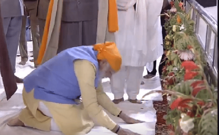 PM Modi pays obeisance at Ber Sahib Gurudwara in Sultanpur Lodhi, Punjab (Twitter/@BJP4India)