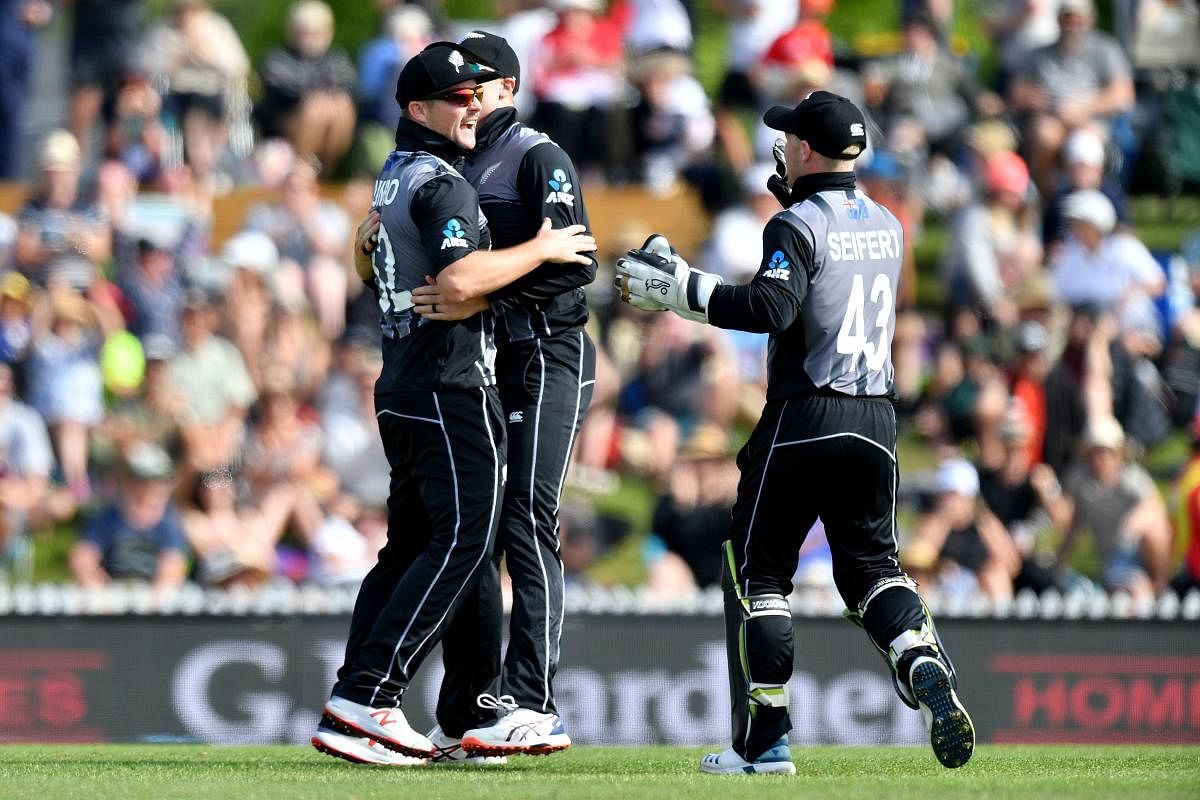 New Zealand's Colin Munro (L) celebrates running out England's Sam Billings with team mates Martin Guptill (C) (AFP Photo)