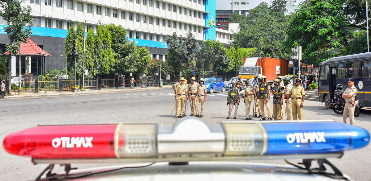 Policemen in front of the Town Hall in Bengaluru on Saturday. DH PHOTO/ANUP RAGH T