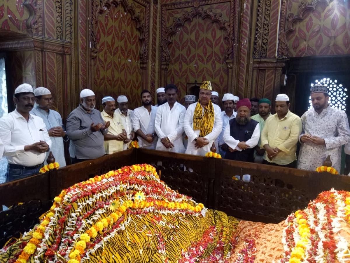 MLA Tanveer Sait pays tributes to the tomb of Tipu Sultan (DH Photo)