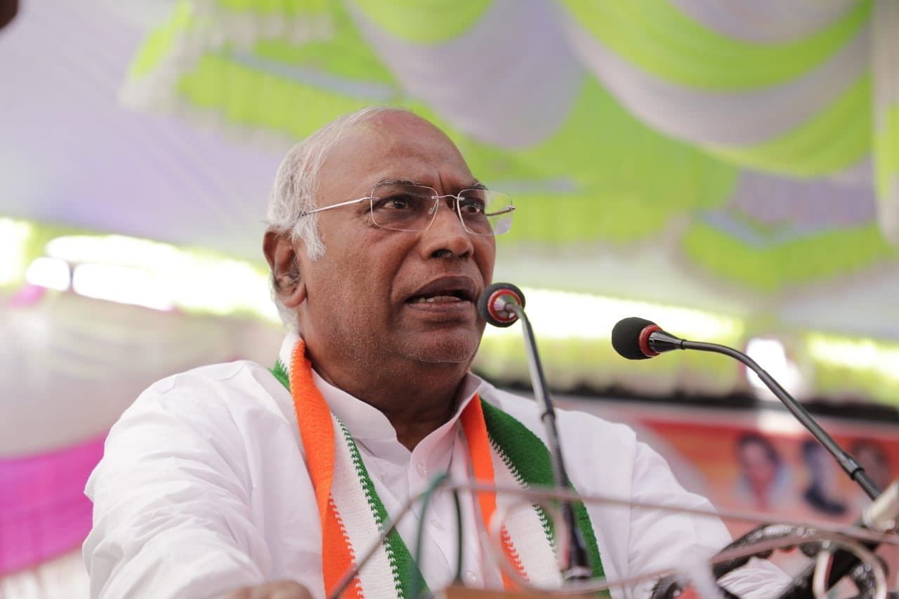Kharge, who is the All India Congress Committee's (AICC) generally secretary, met the legislators informally to ascertain their views on what stand the party should take about government formation in Maharashtra, senior congress leader Manikrao Thakare told PTI. Photo/Twitter (@kharge)