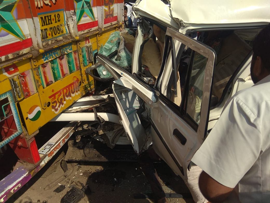 The mishap took place around 10 am when the driver of the sports utility vehicle (SUV) lost control over the wheels. As a result, the vehicle hit a stationary truck on Manjursuba Road in Patoda tehsil. Photo/Twitter (@ddsahyadrinews)