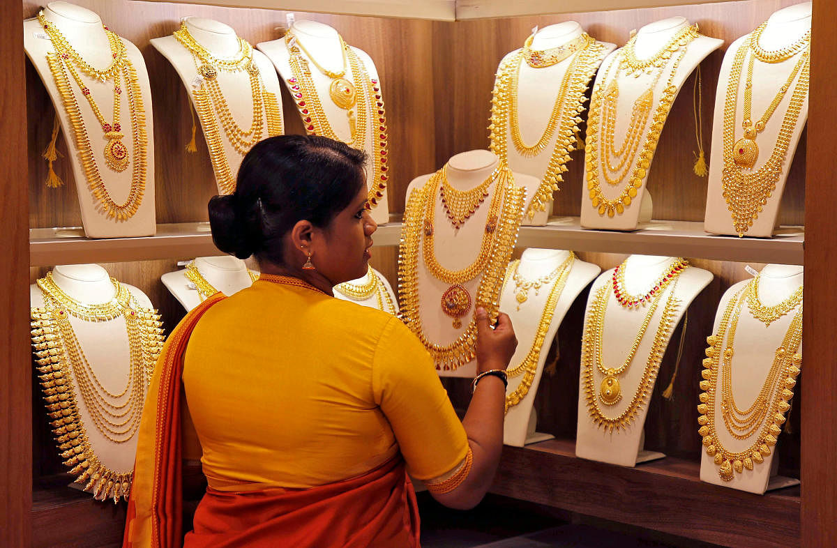 Analysts said the rise in gold prices was mostly on the back of fresh positions built up by participants on positive overseas trends. Photo/Reuters