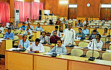 Officers from various banks take part in the district-level Lead Bank review meeting at Dakshina Kannada Zilla Panchayat hall on Thursday. DH&#8200;Photo