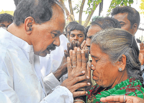 tough fight: Congress candidate from Chikkaballapur Lok Sabha constituency Veerappa Moily campaigns at Nelamangala on Saturday. dh photo