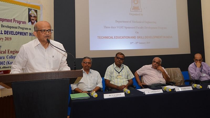 Visvesvaraya Technological University Registrar (Evaluation) Satish Annigeri speaks during the three-day faculty development programme at SDM College of Engineering and Technology. (DH Photo)