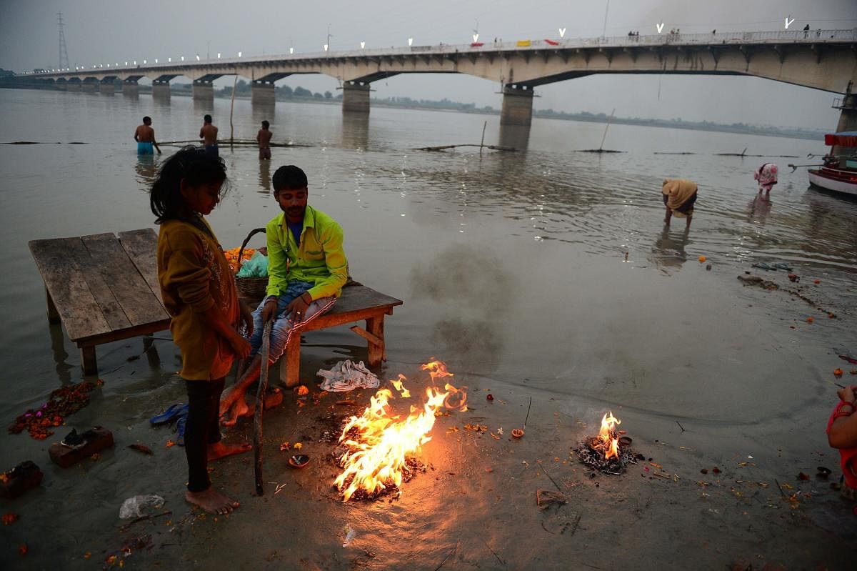 Devotees perform religious rituals on the eve of Kartik Purnima celebrations at Saryu river in Ayodhya. (Photo by AFP)