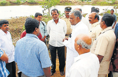 Revenue and District In-Charge Minister Srinivas Prasad inspects low-lying villages affected by floods in Nanjangud on Sunday. DH&#8200;PHOTO