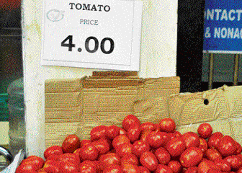 The price of tomato slumped to Rs 4 a kg in the City on  Monday. DH Photo