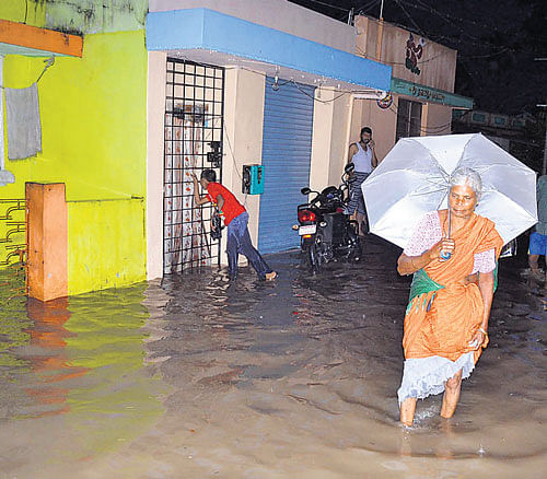 Water entered houses in low-lying areas in Shimoga following heavy rain on Saturday evening. DH Photo
