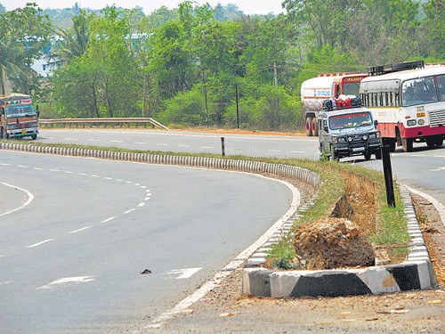 The highways sector is struggling to roll out stuck projects worth Rs 3.8 lakh crore but the developers in many cases are now shying away. DH file Photo
