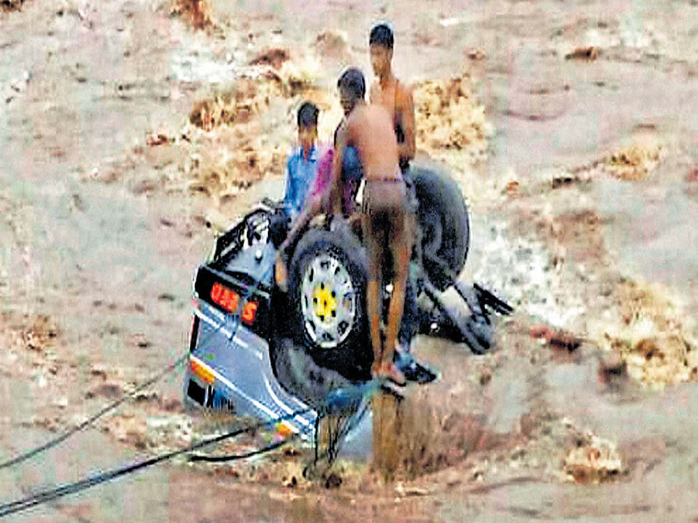 Passengers being rescued after a jeep fell into the Machna river in Betul district of Madhya Pradesh on Monday. PTI
