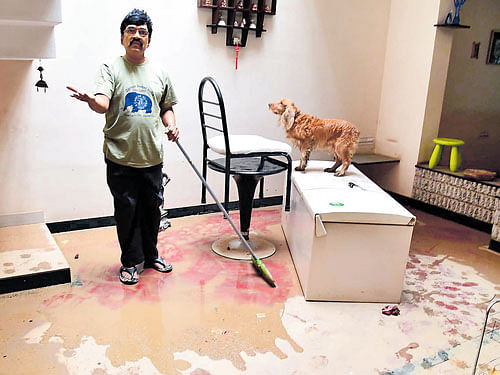 Dr D Muralidhar, Head, Department of Psychiatric Social Work, NIMHANS, cleans his house at Duo Enclave Layout. DH PHOTO