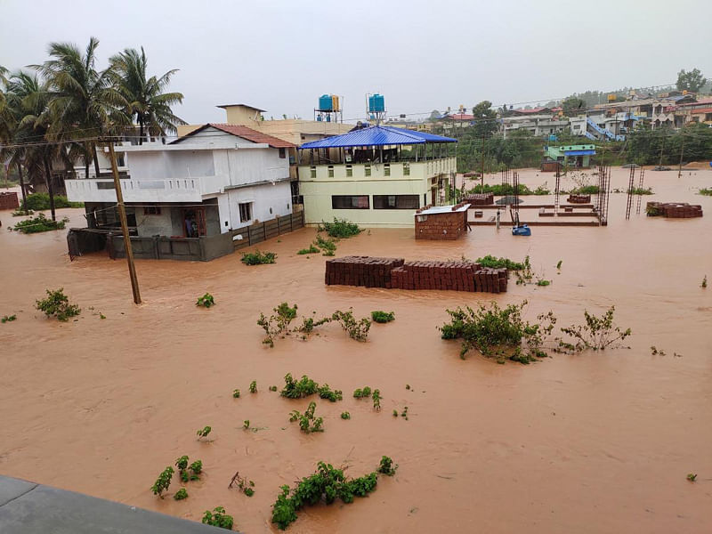 Neerkodu layout in Sagar town is waterlogged due to copious rains. (DH Photo)
