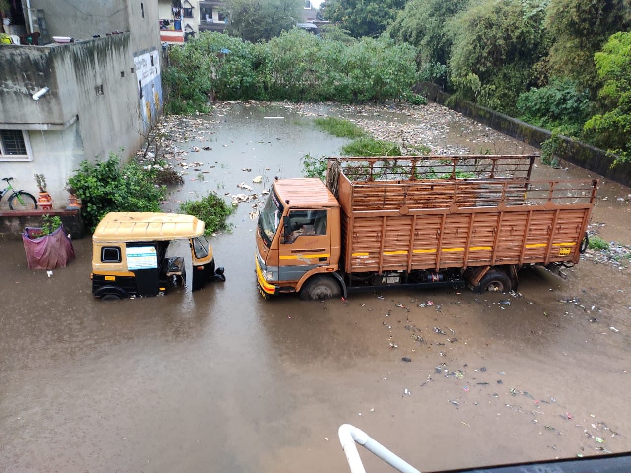 River Krishna was flowing above danger levels and spreading in the agricultural lands and residential areas along the banks in Chikkodi and Raibag. Photo/Twitter (Belagavi infrastricture)