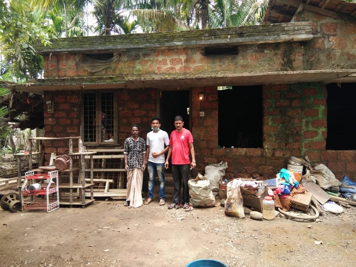 MCC Corporator Dayananda Shetty (in red T-shirt) and team after completing the electrical connection of a house affected with flood at Trissur in Kerala.