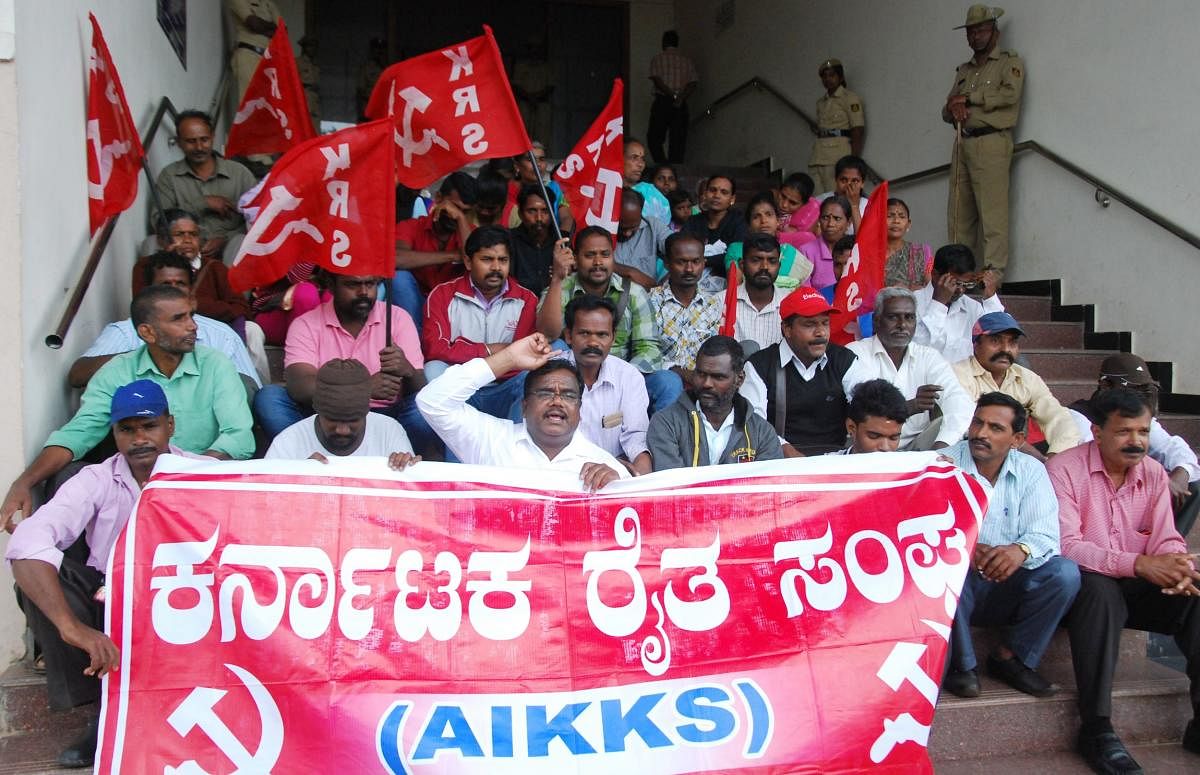 Members of Karnataka Raitha Sangha staged a protest seeking compensation for flood victims, in Madikeri on Friday.