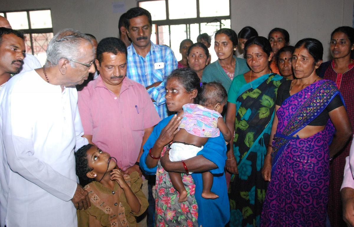 Akhila Bharatha Sharana Sahitya Parishat advisor Go Ru Channabasappa met flood victims at a relief camp in Madikeri on Saturday.
