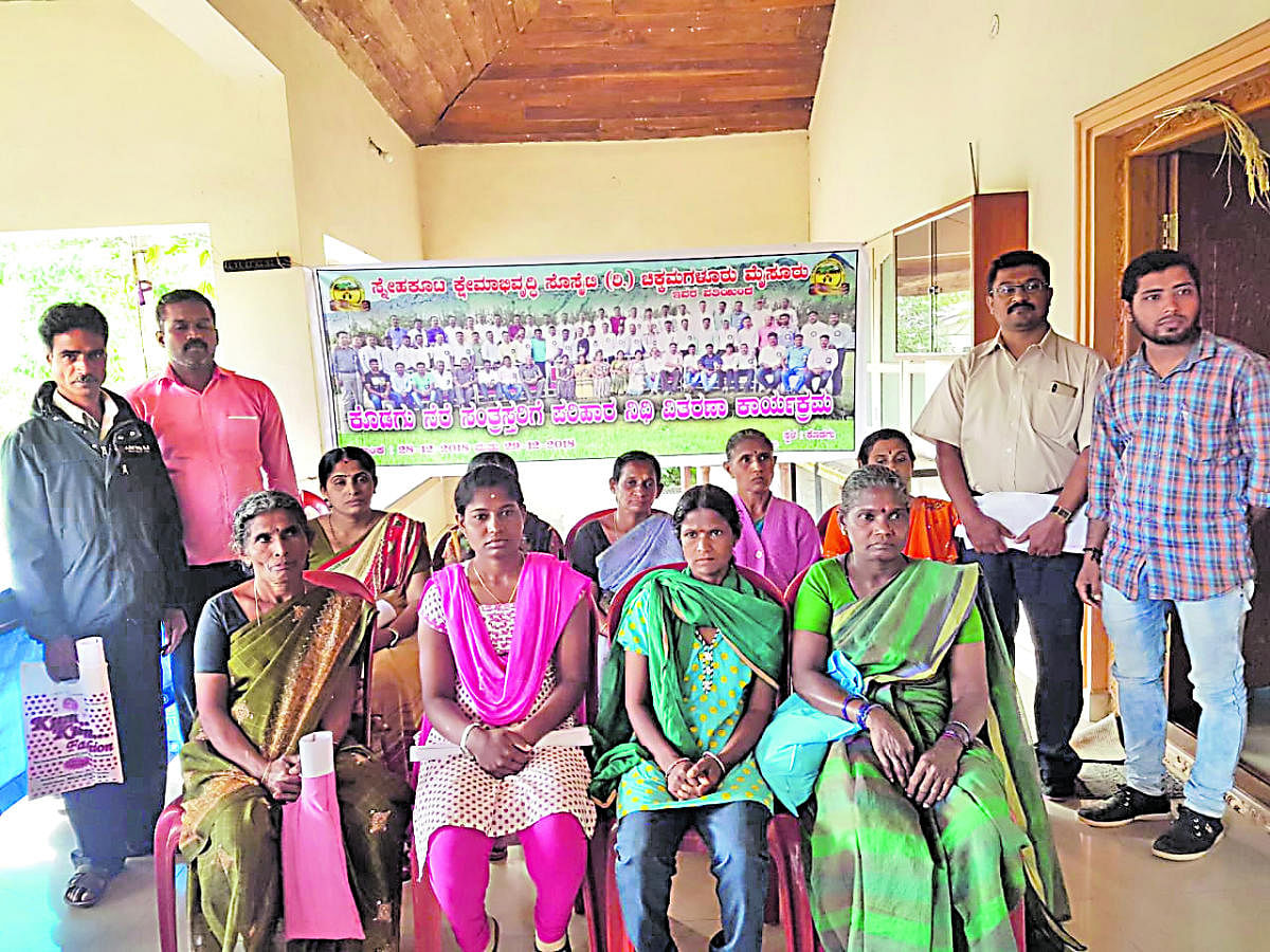 The flood victims who received financial aid from Snehakoota Kshemabhivridhi Sangha in Kodagu.