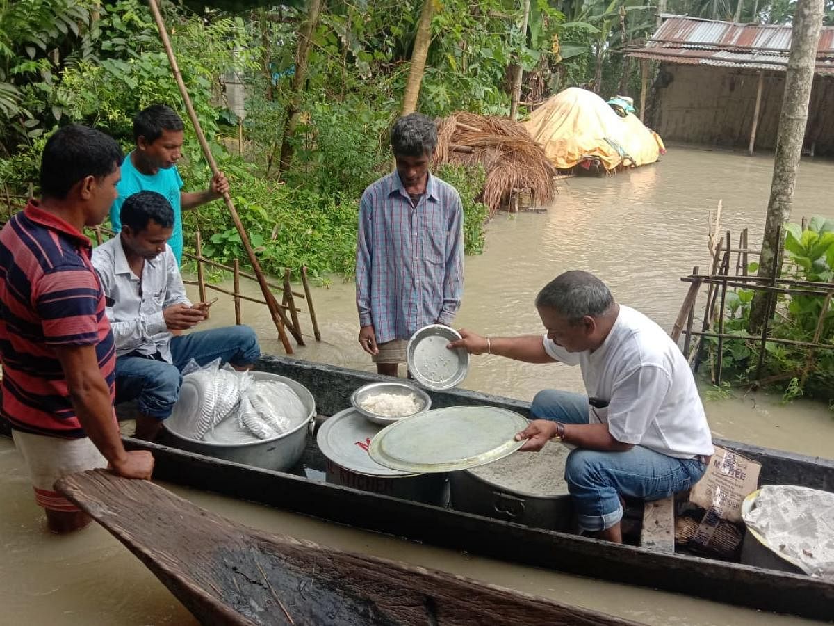 Assam MLA Mrinal Saikia distributing cooked food among flood-affected people in Golaghat district in upper Assam. Photo by Mrinal Saikia
