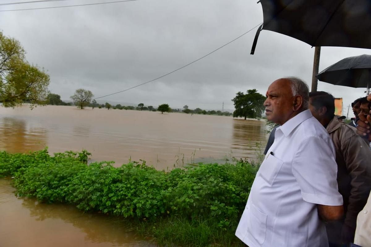 Chief Minister B S Yediyurappa inspecting the flood. DH Photo