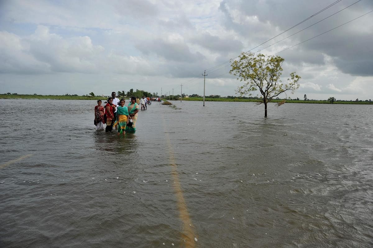 Flood wreaked havoc in parts of North Karnataka this year, displacing a large number of people. DH File Photo