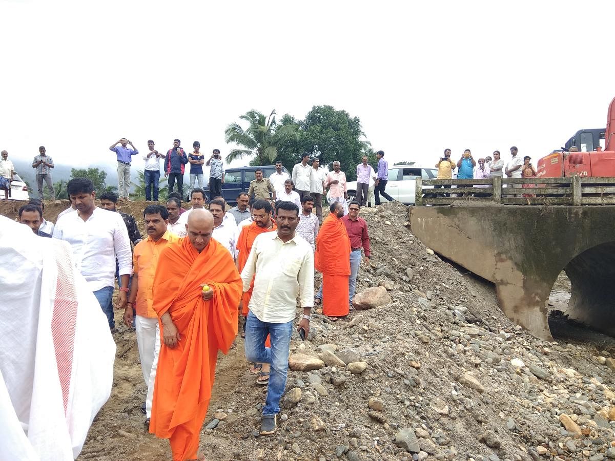 Adichunchanagiri Mutt pontiff Nirmalanandanatha Swami visits the damaged Kukkavu bridge in Belthangady taluk.
