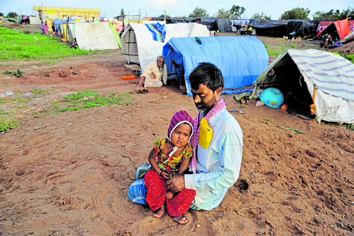Ismail Saab and three-year-old Anjum at a relief camp in Konnur village of Gadag district. DH Photo/Pushkar V