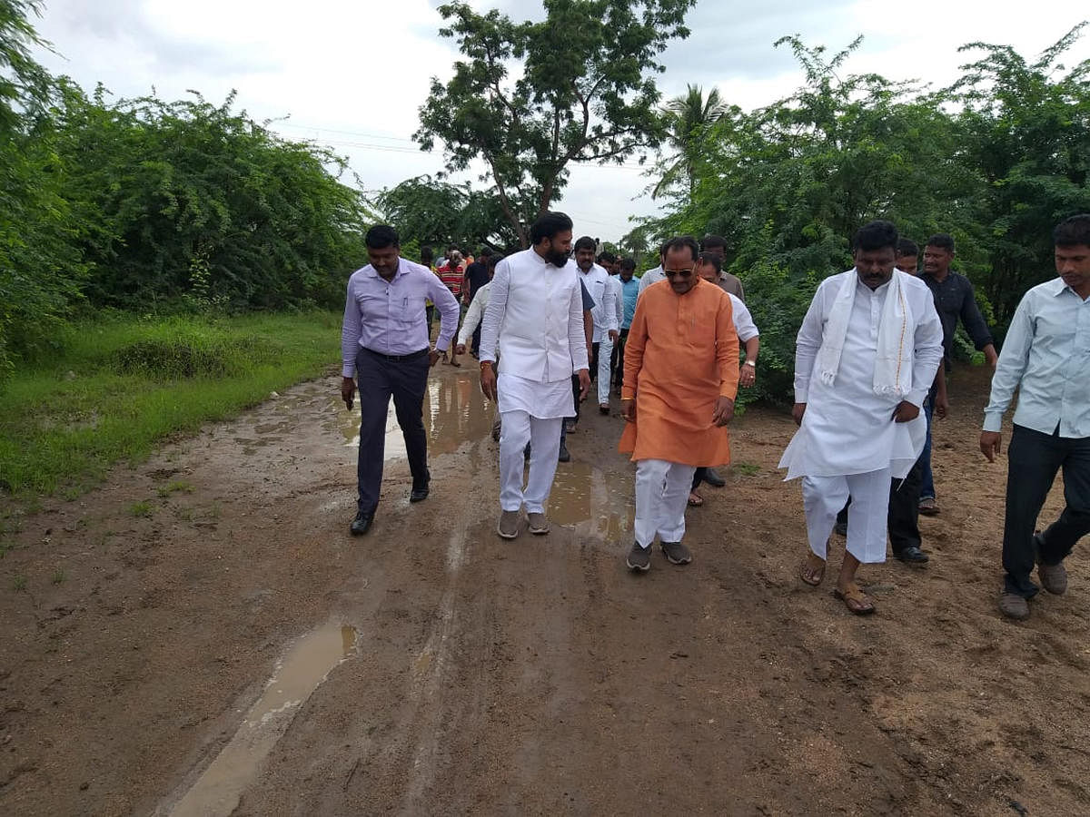 New ministers Sriramulu and Prabhu Chavan take stock of flood-hit areas in Karnataka