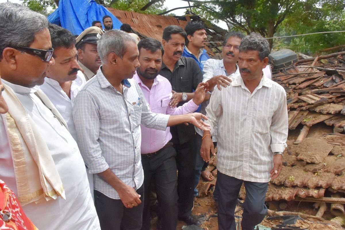 Former chief minister and Congress Legislative Party leader Siddaramaiah interacted with the inmates of the flood relief centre in Nelyahudikeri in Kodagu district.