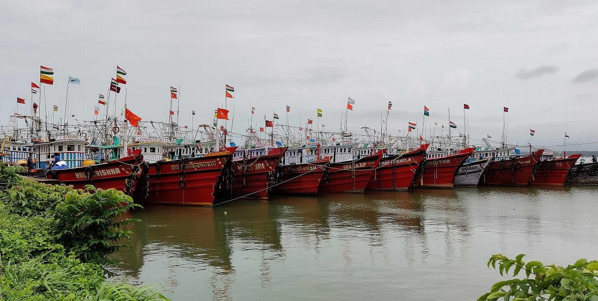 Fishing boats did not venture into sea at Karwar due to heavy rain in Uttara Kannada district. DH Photo / Surendra Kudalkar