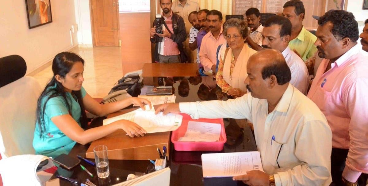 Under the leadership of JD(S) district President K M Ganesh, villagers of Hemmettalu,affected by floods, submit a memorandum to Deputy Commissioner Annies Kanmani Joyin Madikeri on Friday. DH photo