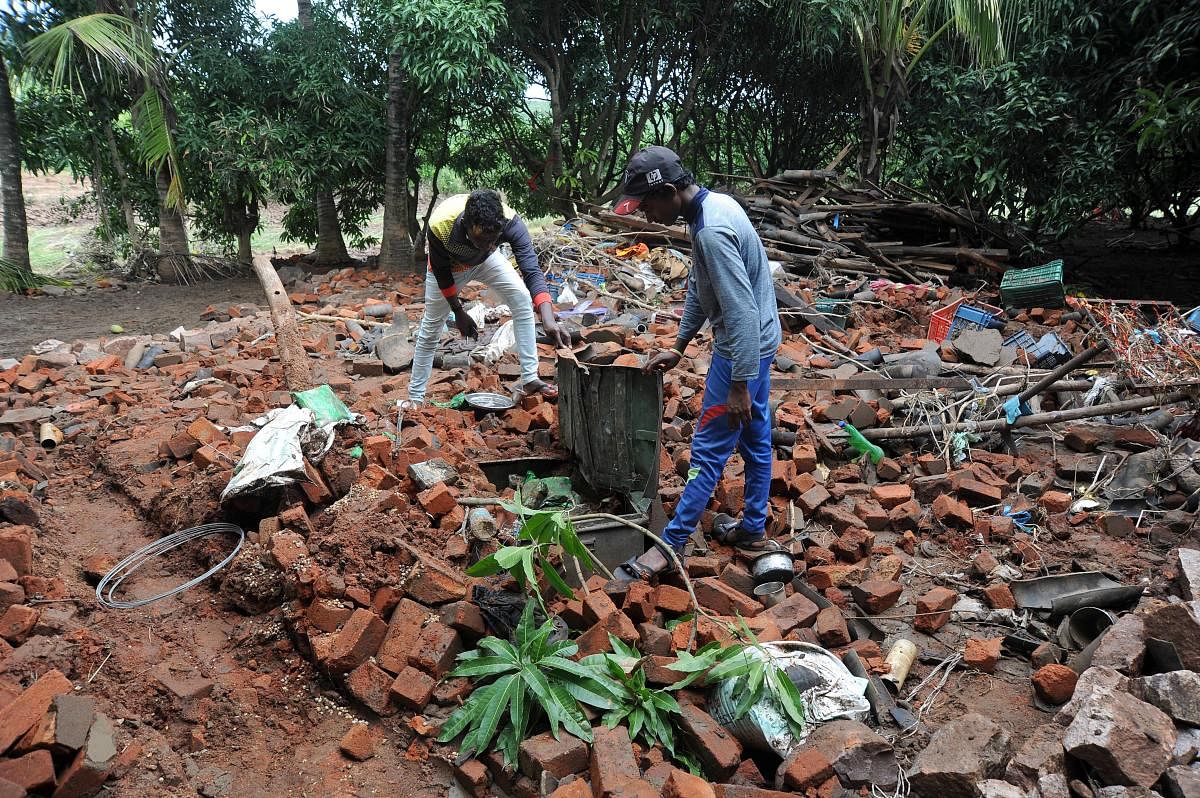 People from Kabalapur village inspect the collapsed house of Kadappa. DH Photos/Pushkar V