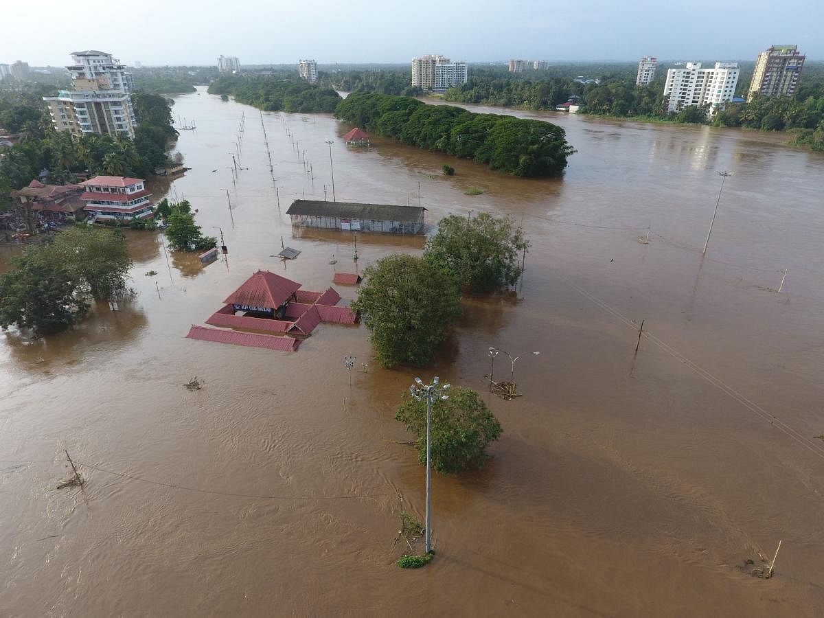View of the Shiva Temple submerged after the release of water from Idamalayar dam following heavy rains in Kochi on August 9, 2018. - At least 20 people were killed on August 9 in landslides triggered by heavy rains in southern India, an official said, pushing the nationwide monsoon death toll for this year to over 700. (AFP photo)