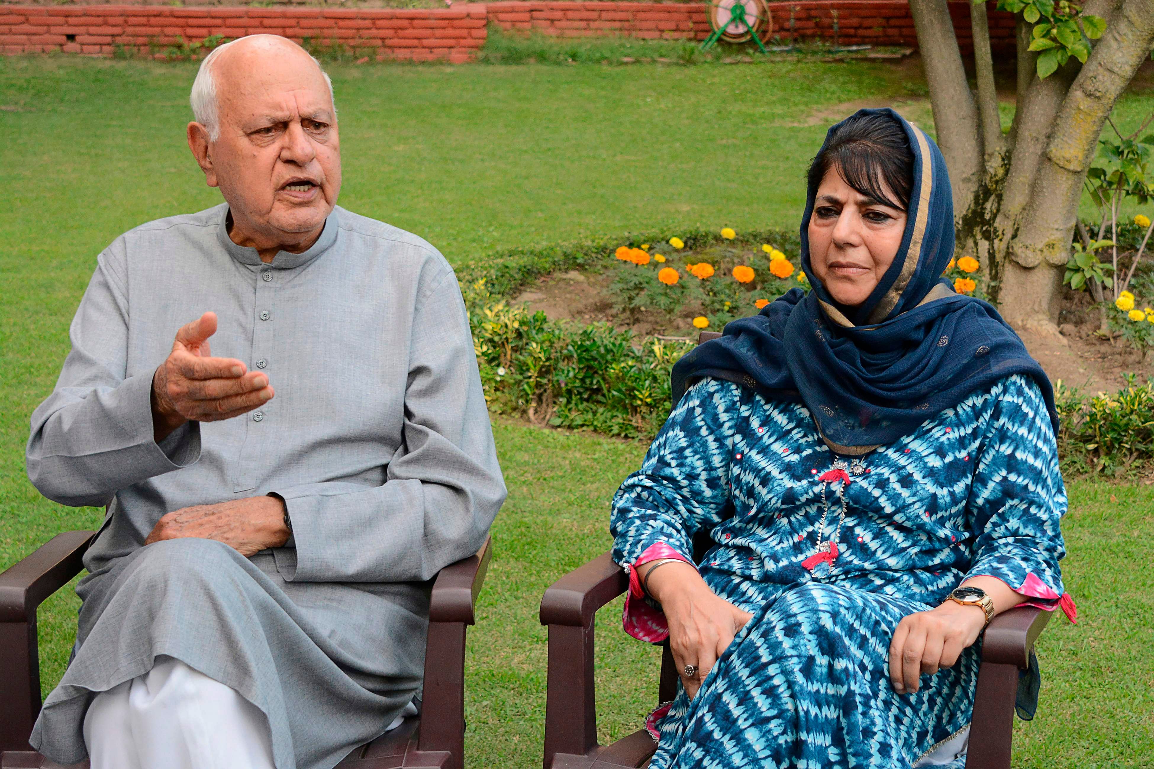 Former Chief Minister of Peoples Democratic Party (PDP) Mehbooba Mufty (R) with Former Chief Minister and Parliament member of National Confreence Farooq Abdullah. (AFP Photo)