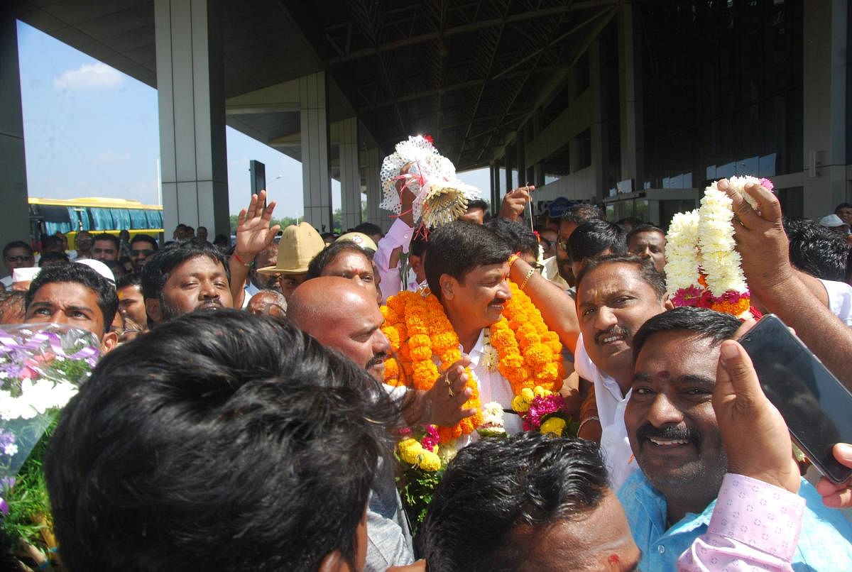 Supporters of Ramesh Jarkiholi, the BJP candidate for byelection to Gokak Assembly constituency, welcome their leader at Sambra airport in Belagavi on Friday. DH Photo