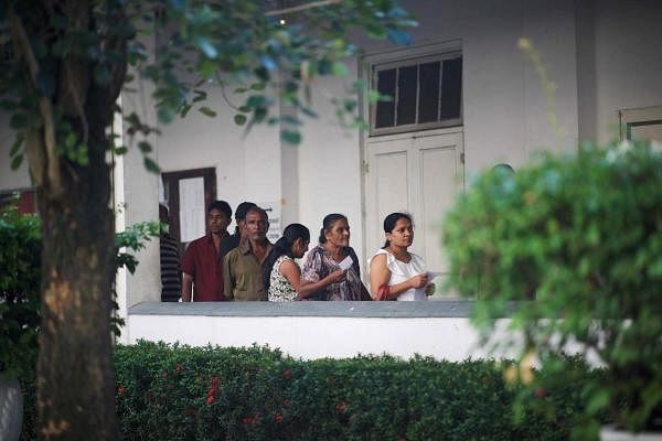 Voters queue up to cast their ballots at a polling station during the Sri Lankan presidential election in Colombo on November 16, 2019. (AFP photo)