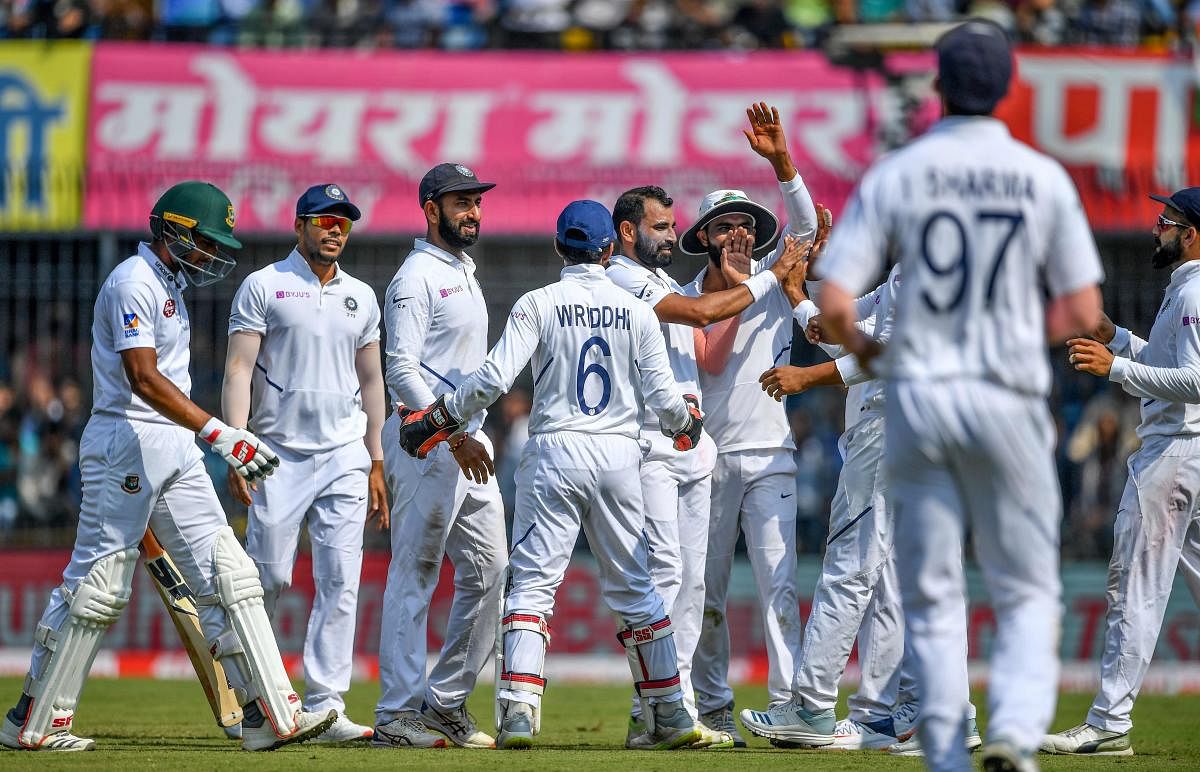 India's Mohammed Shami celebrates with teammates (AFP Photo)