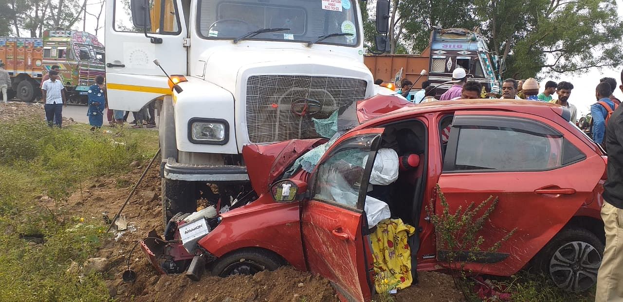 The mishap occurred near Chilkunda village when a tipper rammed into the car they were travelling. (DH Photo)