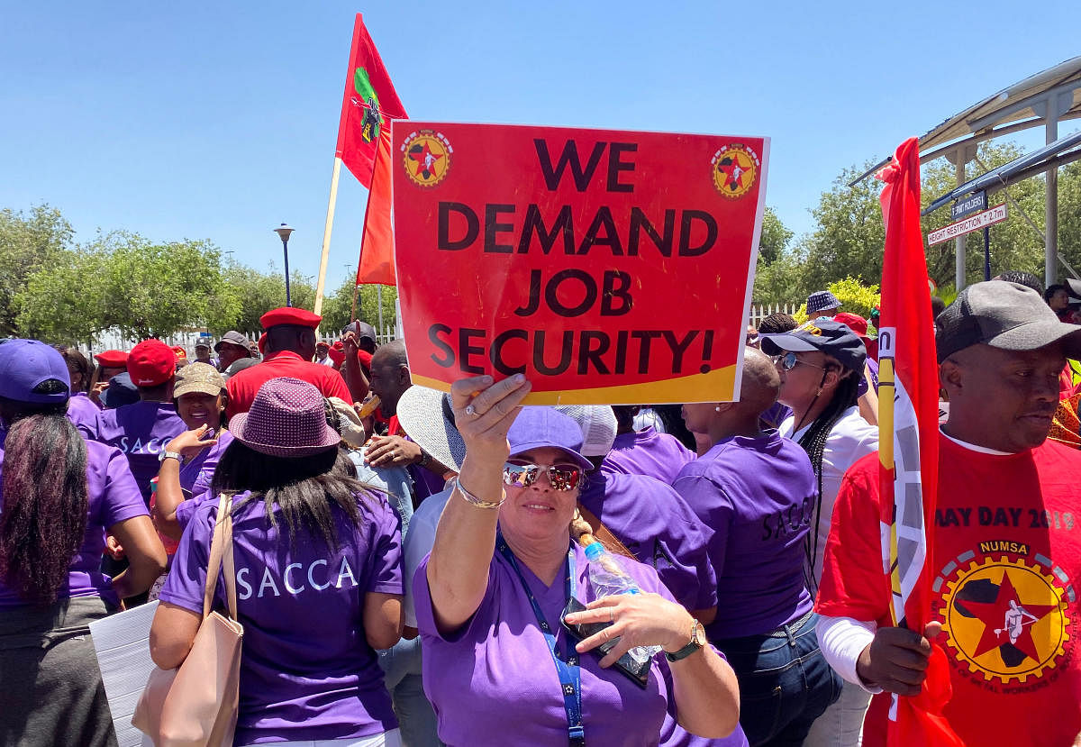 Workers of South African Airways (SAA) hold placards during a strike over wages and job cuts. (Reuters photo)