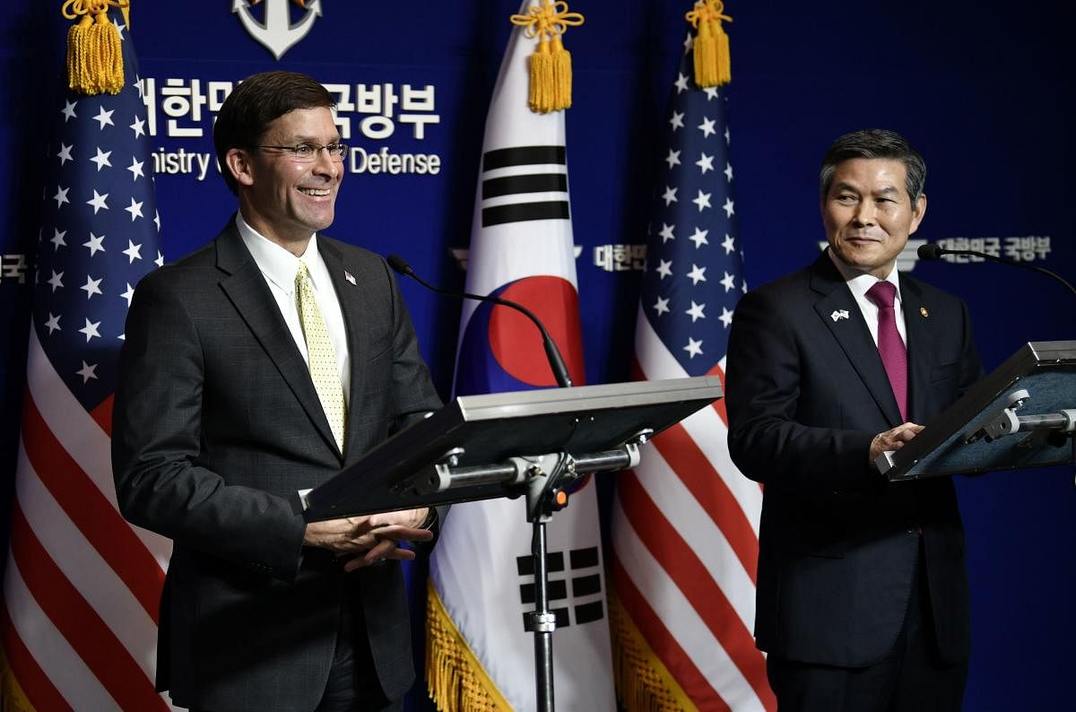 US Defense Secretary Mark Esper (L) and South Korean Defence Minister Jeong Kyeong-doo (R). (AFP Photo)
