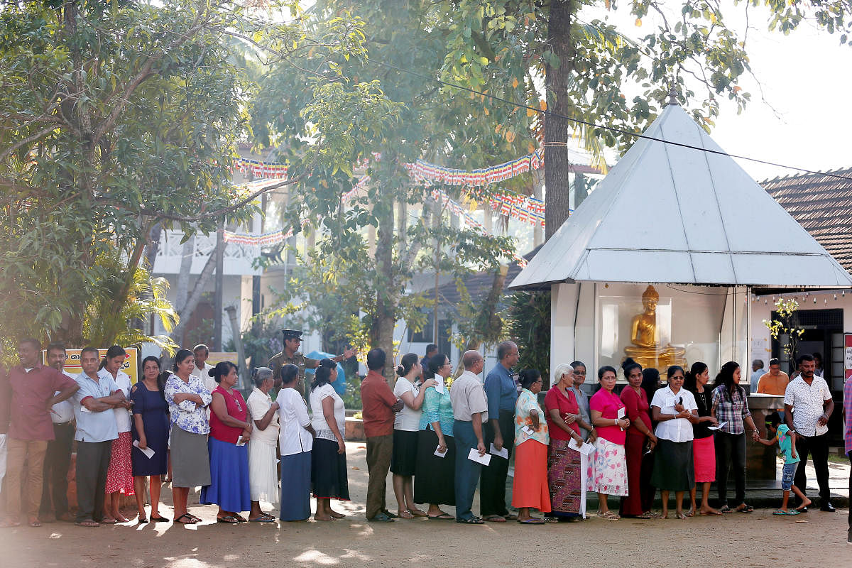 People stand in a line to cast their vote during the presidential election in Colombo, Sri Lanka November 16, 2019. (REUTERS)