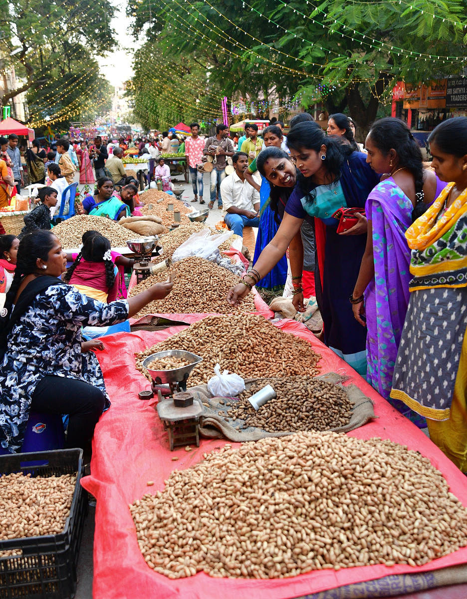 People throng the Kadalekai Parishe at Malleswaram. The three-day fair began on Saturday. DH PHOTO/KRISHNAKUMAR P S